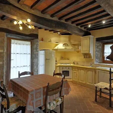 Vernazzano Basso Sleeps 6 Pool Wifi 特拉西梅诺湖畔托罗